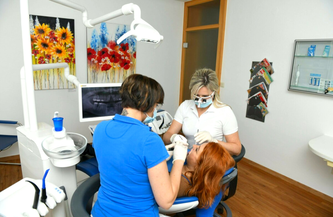 Behandlung einer Patientin in der Zahnarztpraxis