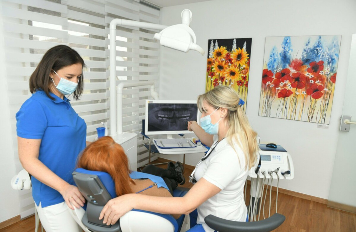 Behandlung einer Patientin in der Zahnarztpraxis